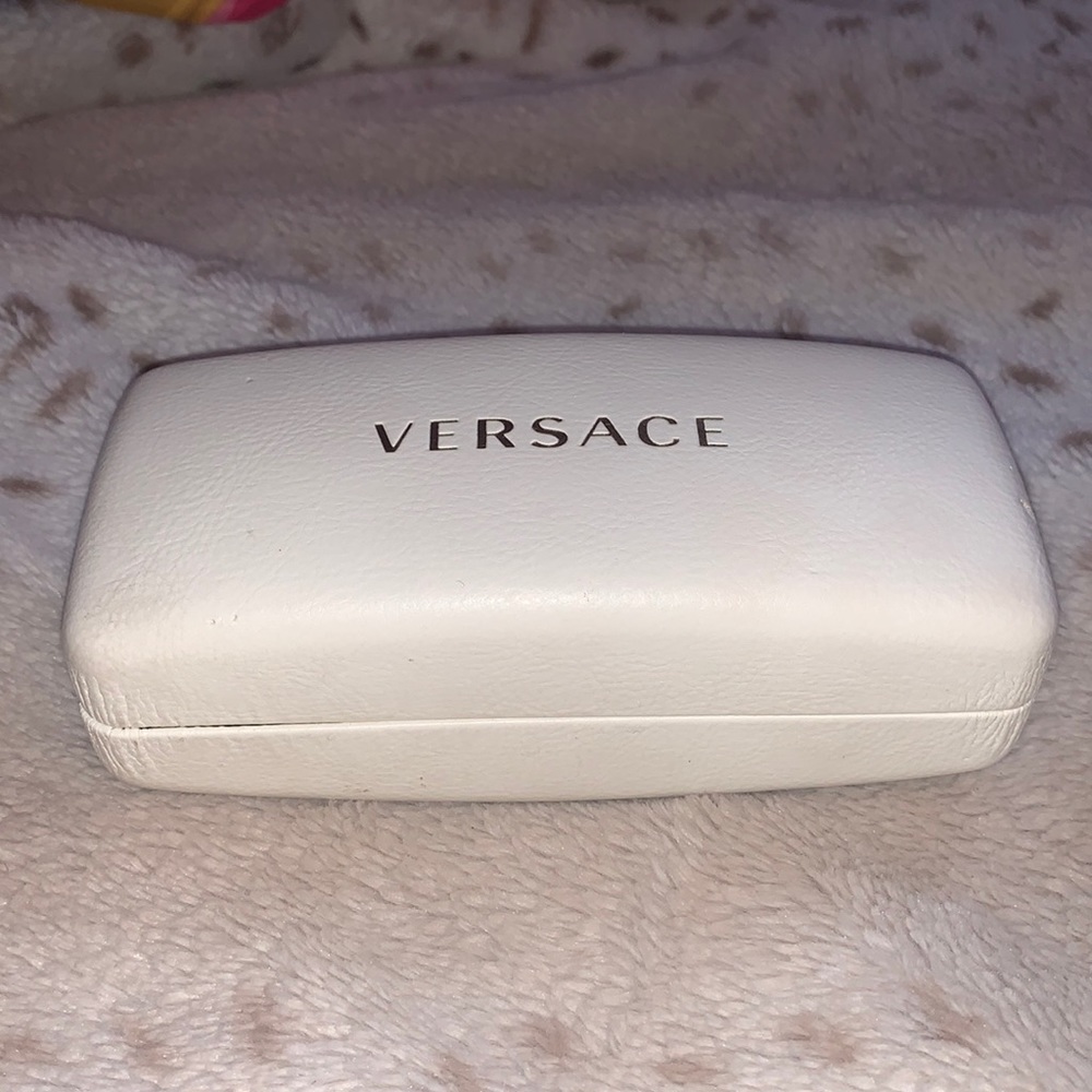 Versace sunglasses for woman! Color black.